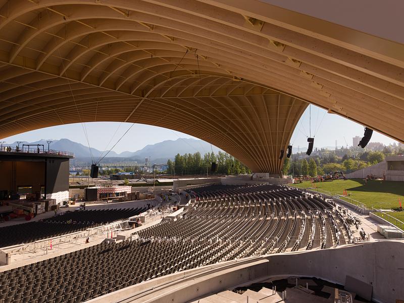Dossier de presse | 2197-02 - Communiqué de presse | Freedom Mobile Arch - Revery Architecture - Architecture commerciale - Mass timber structure framing the north shore mountains - Crédit photo : Ema Peter