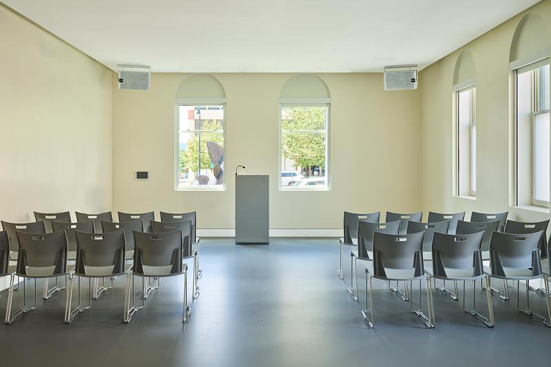 Dossier de presse | 2757-65 - Communiqué de presse | StudioHAU Completes Extensive Renovation and Redesign of the Berkshire Museum’s First Floor Galleries, Aquarium and Public Spaces - StudioHAU - Architecture institutionnelle - The intimate lecture hall can host a wide range of events, including receptions, fundraisers and more.  - Crédit photo : Sam Cornwall