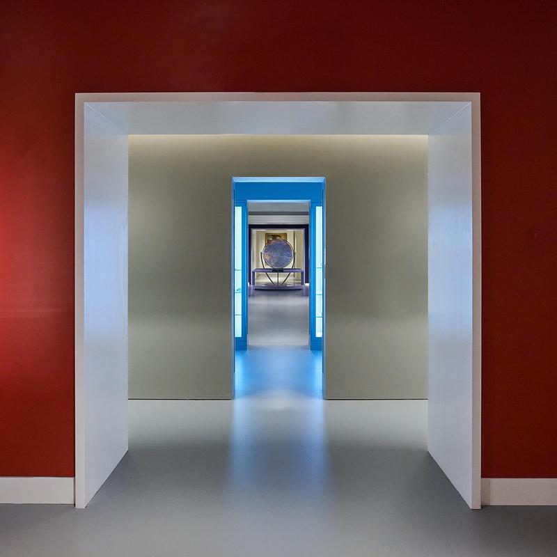 Dossier de presse | 2757-65 - Communiqué de presse | StudioHAU Completes Extensive Renovation and Redesign of the Berkshire Museum’s First Floor Galleries, Aquarium and Public Spaces - StudioHAU - Architecture institutionnelle - Walkway to the Paleontology &amp; Geology Gallery (Gallery 3). - Crédit photo : Sam Cornwall