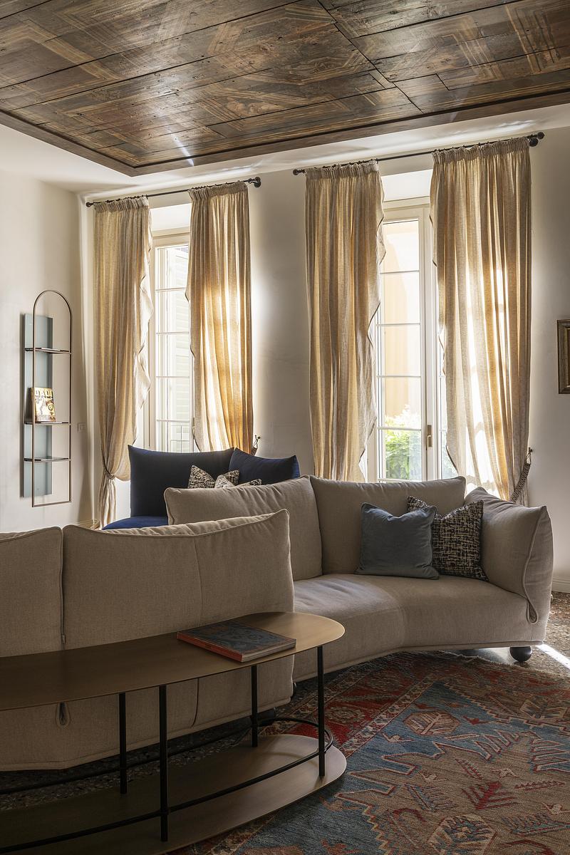 Dossier de presse | 4232-35 - Communiqué de presse | À Plaisance, un appartement familial contemporain au cœur d’un palais italien du XIXe siècle - La Casa di Babette - Architecture résidentielle - Crédit photo :  Vito Corvasce 