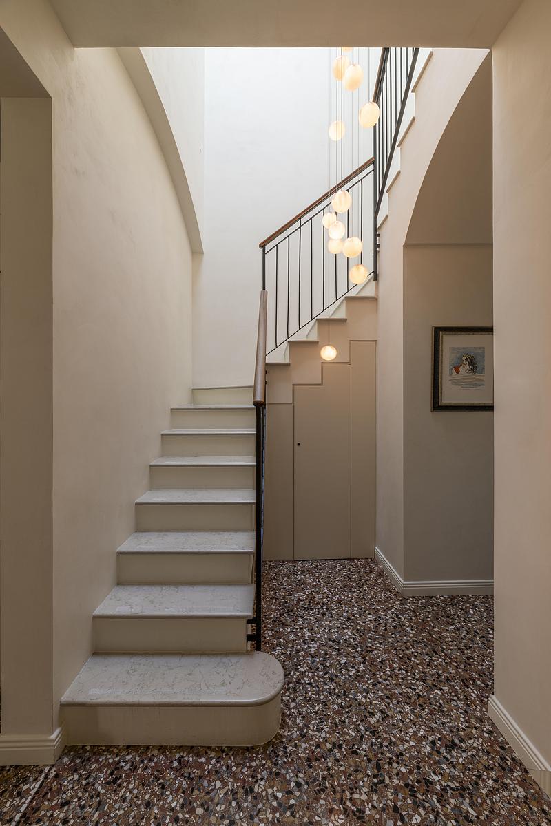 Dossier de presse | 4232-35 - Communiqué de presse | À Plaisance, un appartement familial contemporain au cœur d’un palais italien du XIXe siècle - La Casa di Babette - Architecture résidentielle - Crédit photo :  Vito Corvasce 