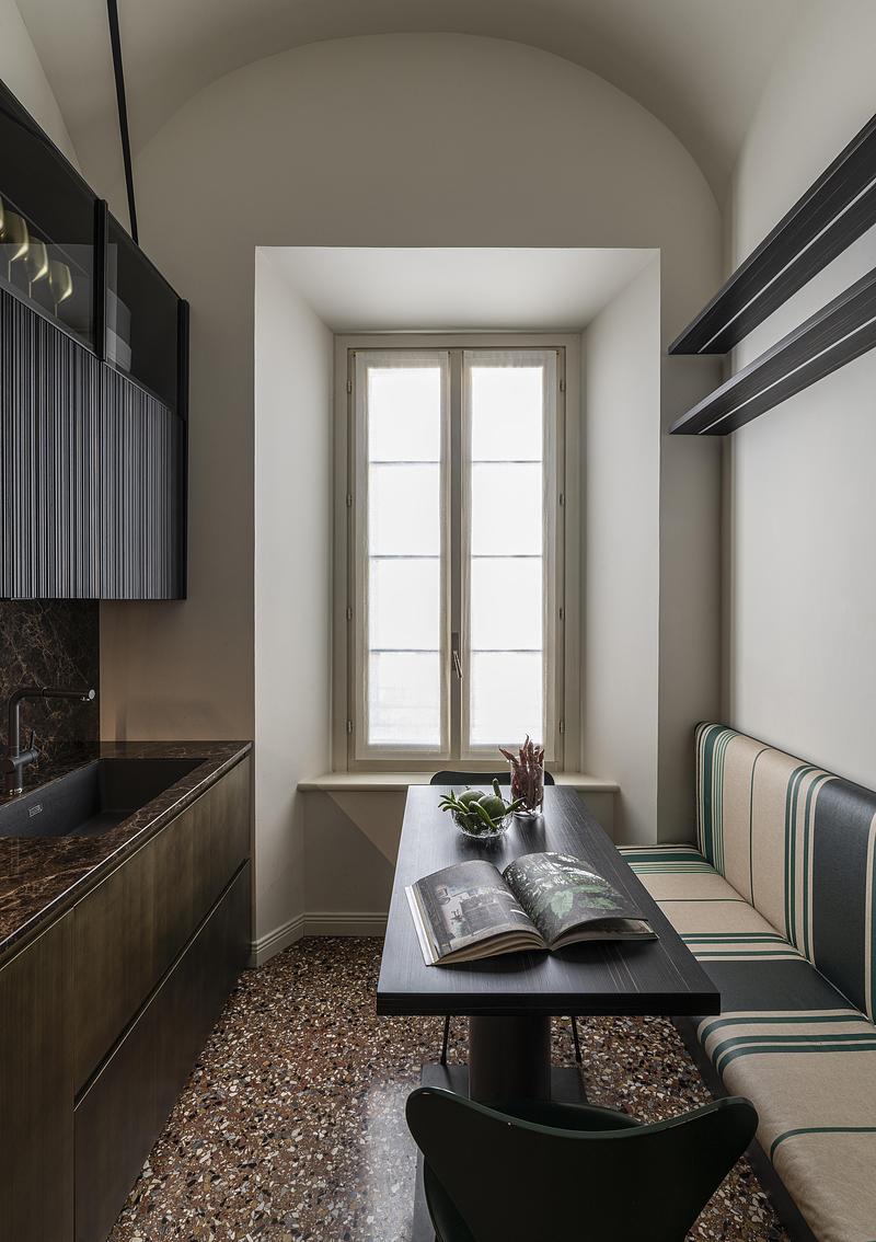 Dossier de presse | 4232-35 - Communiqué de presse | À Plaisance, un appartement familial contemporain au cœur d’un palais italien du XIXe siècle - La Casa di Babette - Architecture résidentielle - Crédit photo :  Vito Corvasce 