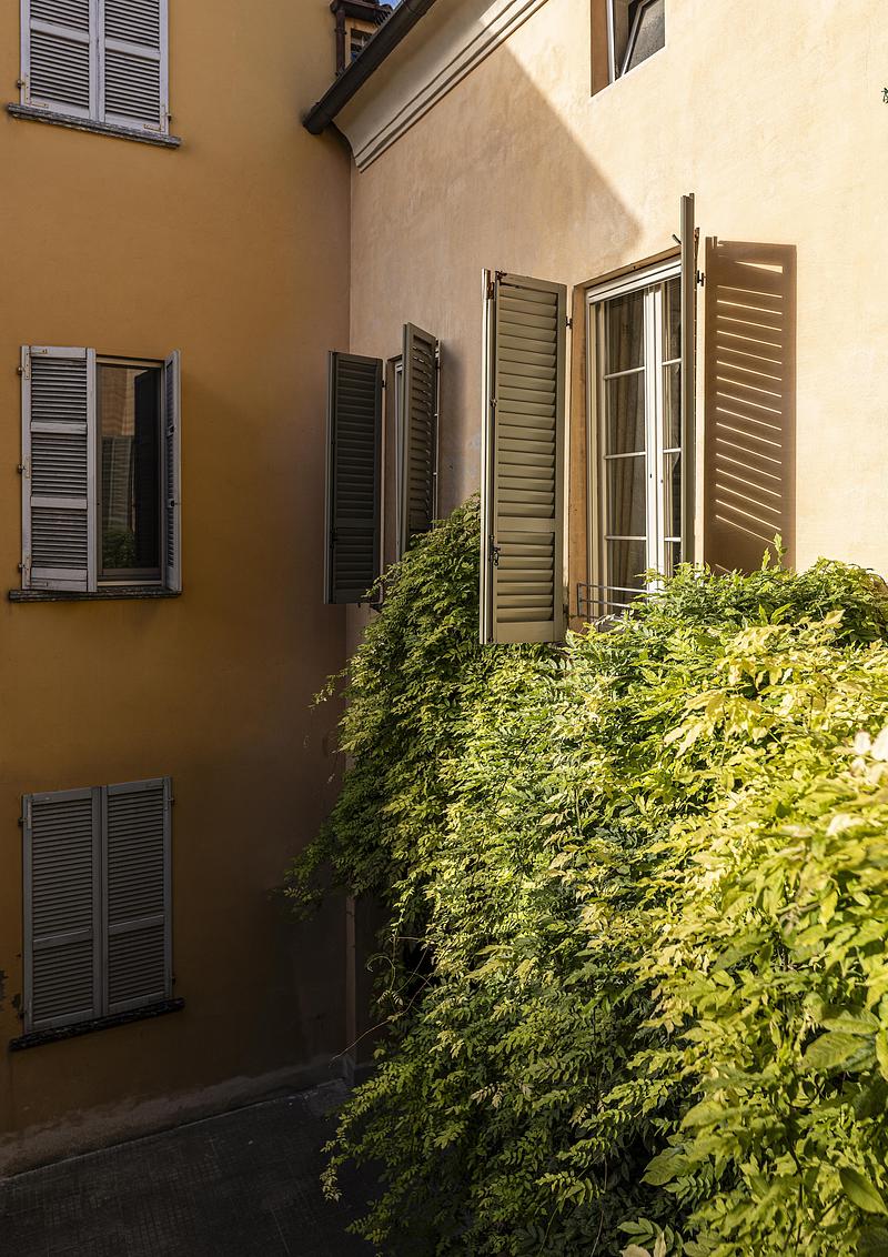 Dossier de presse | 4232-35 - Communiqué de presse | À Plaisance, un appartement familial contemporain au cœur d’un palais italien du XIXe siècle - La Casa di Babette - Architecture résidentielle - Crédit photo :  Vito Corvasce 