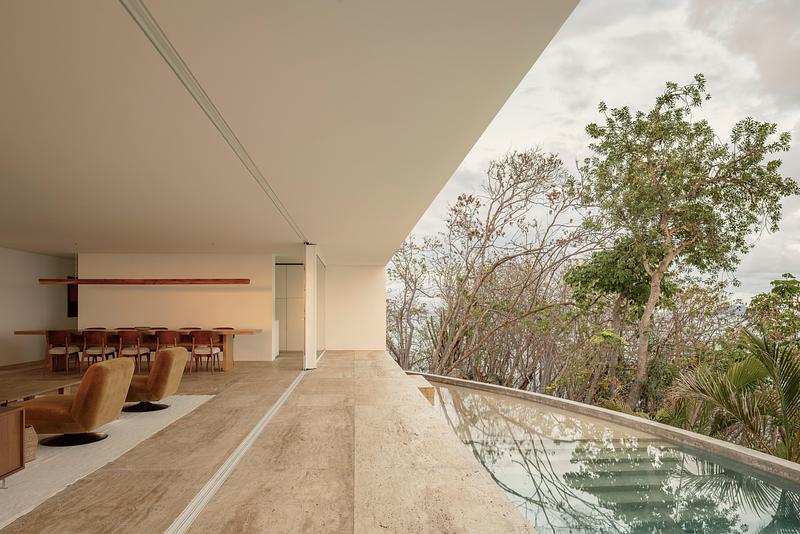 Dossier de presse | 5118-08 - Communiqué de presse | Casa Malonic - HW Studio - Architecture résidentielle - Salon, salle à manger et piscine - Crédit photo : Photo credit: Cesar Bejar