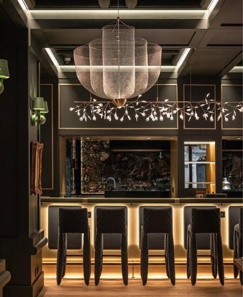 Dossier de presse | 7656-02 - Communiqué de presse | Maison Territo fait découvrir l’univers de Moooi au Canada - Maison Territo - Design d’intérieur commercial - Fauteuil Monster et lampe Meshmatics - Crédit photo : Moooi