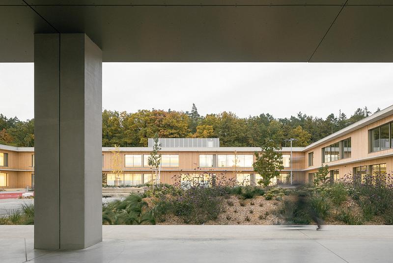 Dossier de presse | 1914-07 - Communiqué de presse | École LOŠBATES - Pelletier de Fontenay + SOA architekti - Architecture institutionnelle - Crédit photo : Alex Shoots Buildings