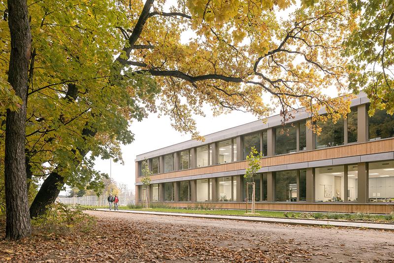 Dossier de presse | 1914-07 - Communiqué de presse | École LOŠBATES - Pelletier de Fontenay + SOA architekti - Architecture institutionnelle - Crédit photo : Alex Shoots Buildings