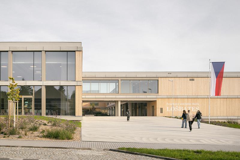 Dossier de presse | 1914-07 - Communiqué de presse | École LOŠBATES - Pelletier de Fontenay + SOA architekti - Architecture institutionnelle - Crédit photo : Alex Shoots Buildings