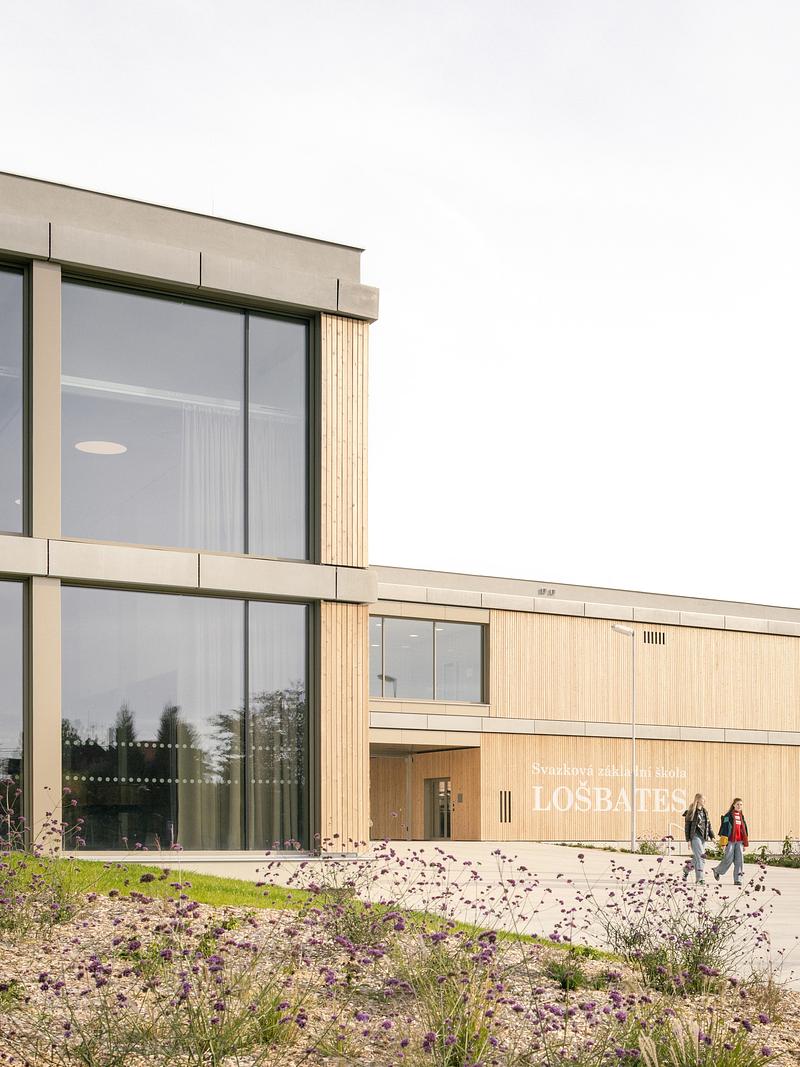 Dossier de presse | 1914-07 - Communiqué de presse | École LOŠBATES - Pelletier de Fontenay + SOA architekti - Architecture institutionnelle - Crédit photo : Alex Shoots Buildings