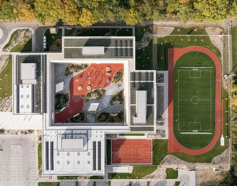 Dossier de presse | 1914-07 - Communiqué de presse | École LOŠBATES - Pelletier de Fontenay + SOA architekti - Architecture institutionnelle - Crédit photo : Alex Shoots Buildings