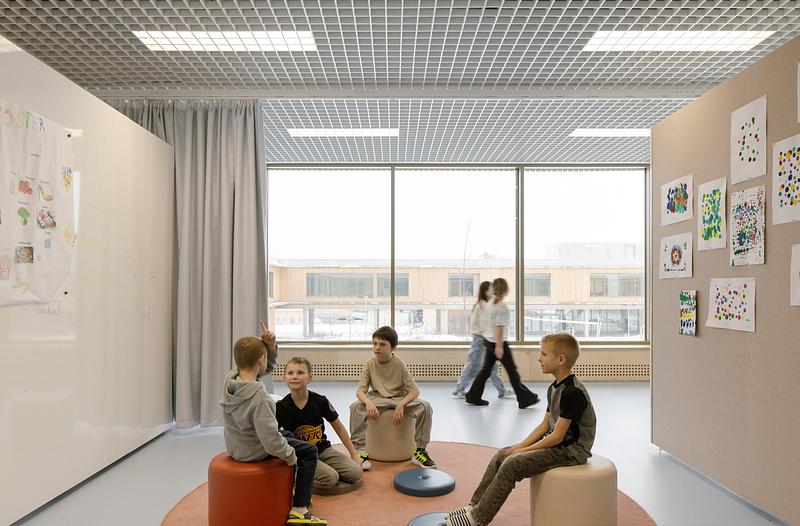 Dossier de presse | 1914-07 - Communiqué de presse | École LOŠBATES - Pelletier de Fontenay + SOA architekti - Architecture institutionnelle - Crédit photo : Alex Shoots Buildings