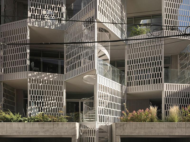 Dossier de presse | 7762-04 - Communiqué de presse | Dévoilement des lauréats | MŌNUMA, célèbre l’excellence - Mōnuma - Architecture résidentielle - <p>Architecture - Multiplex 6 étages et moins | Appartements du Golden Square Mile par la Shed architecture</p> - Crédit photo : Maxime Brouillet