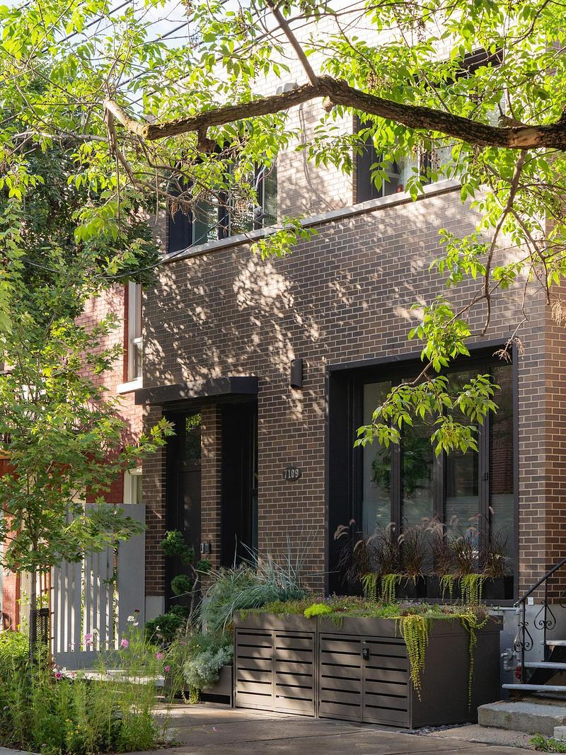 Dossier de presse | 7762-04 - Communiqué de presse | Dévoilement des lauréats | MŌNUMA, célèbre l’excellence - Mōnuma - Architecture résidentielle - Aménagement extérieur - Façade | Jardin Urbain par MYTO design d'espaces vivants - Crédit photo : Raphaël Thibodeau