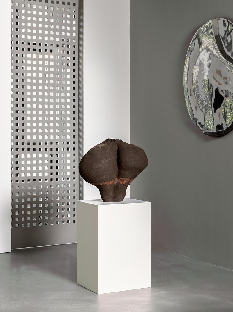 Press kit | 7948-02 - Press release | ARKOBJECT: Istanbul’s Craft Culture Takes Contemporary Form - ARKOBJECT - Art - Untitled IX by Begüm Alkan, with Gala 94 by Ayşe Demir on the wall, at ARKOBJECT, Istanbul. - Photo credit: Sinan Çırak