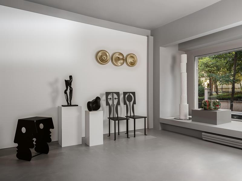 Press kit | 7948-02 - Press release | ARKOBJECT: Istanbul’s Craft Culture Takes Contemporary Form - ARKOBJECT - Art - Gallery view at ARKOBJECT, Istanbul. Lucia Side Table and Epona and Luna Chairs by Animate Objects; 38 years, 1983 by Sevgi Karay; Untitled sculptures and wall art by Işıl Kapu. By the window: GON-I Floor Lamp by Tayfun Mumcu and Untitled I by Begüm Alkan. - Photo credit: Sinan Çırak