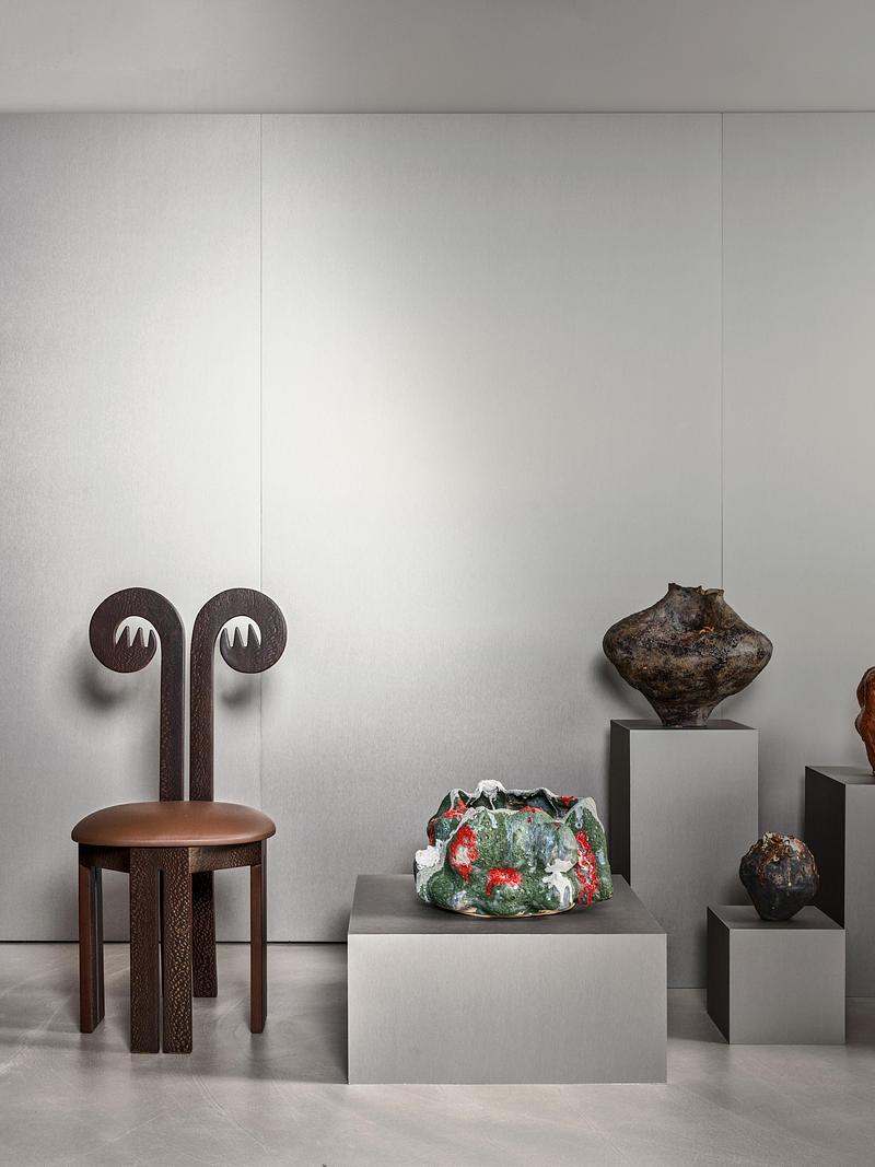 Press kit | 7948-02 - Press release | ARKOBJECT: Istanbul’s Craft Culture Takes Contemporary Form - ARKOBJECT - Art - Fiamma Chair by Animate Objects with Untitled ceramic vessels by Begüm Alkan at ARKOBJECT, Istanbul. - Photo credit: Sinan Çırak