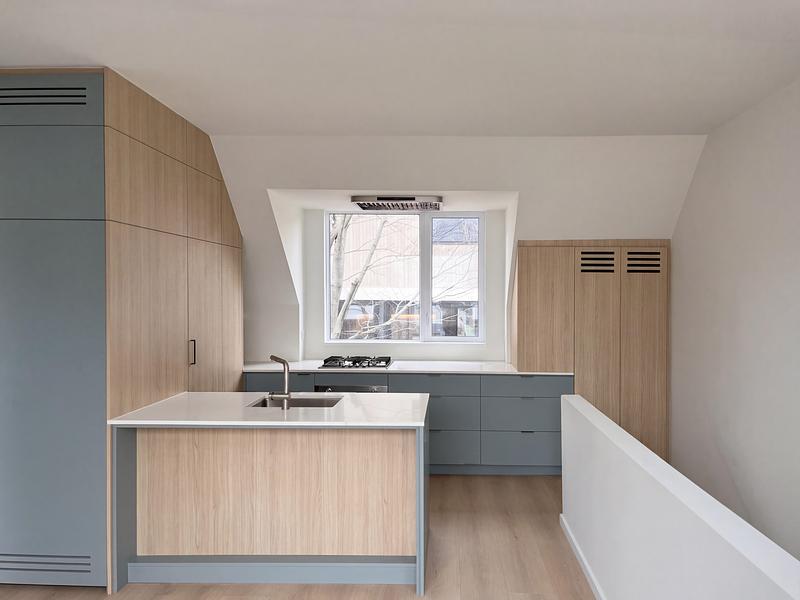 Dossier de presse | 2344-04 - Communiqué de presse | Three Homes on One Toronto Lot Create Room to Stay - baukultur/ca - Architecture résidentielle - Light filled laneway home kitchen combining white oak storage, blue cabinetry and quartz worktops. - Crédit photo : baukultur/ca