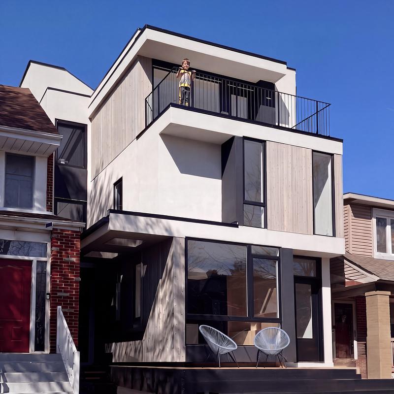Dossier de presse | 2344-04 - Communiqué de presse | Three Homes on One Toronto Lot Create Room to Stay - baukultur/ca - Architecture résidentielle - Street façade with white stucco, cedar accents, generous glazing and an roof terrace. - Crédit photo : baukultur/ca