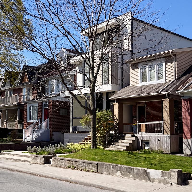 Dossier de presse | 2344-04 - Communiqué de presse | Three Homes on One Toronto Lot Create Room to Stay - baukultur/ca - Architecture résidentielle - Contemporary street façade set among neighbouring houses and mature trees in Playter Estates. - Crédit photo : baukultur/ca