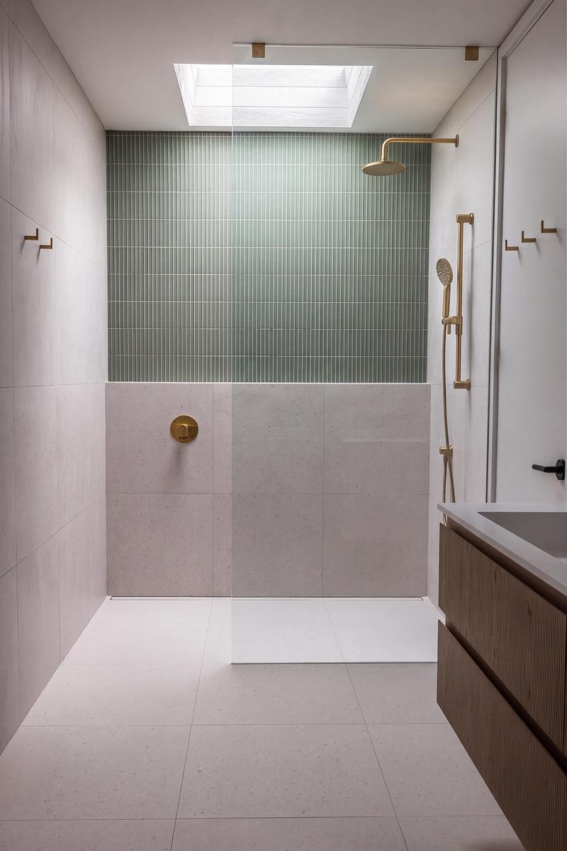 Dossier de presse | 2344-04 - Communiqué de presse | Three Homes on One Toronto Lot Create Room to Stay - baukultur/ca - Architecture résidentielle - Unit A principle bathroom with a skylit shower, green tile and brass fittings. - Crédit photo : Jack Gifford Photography