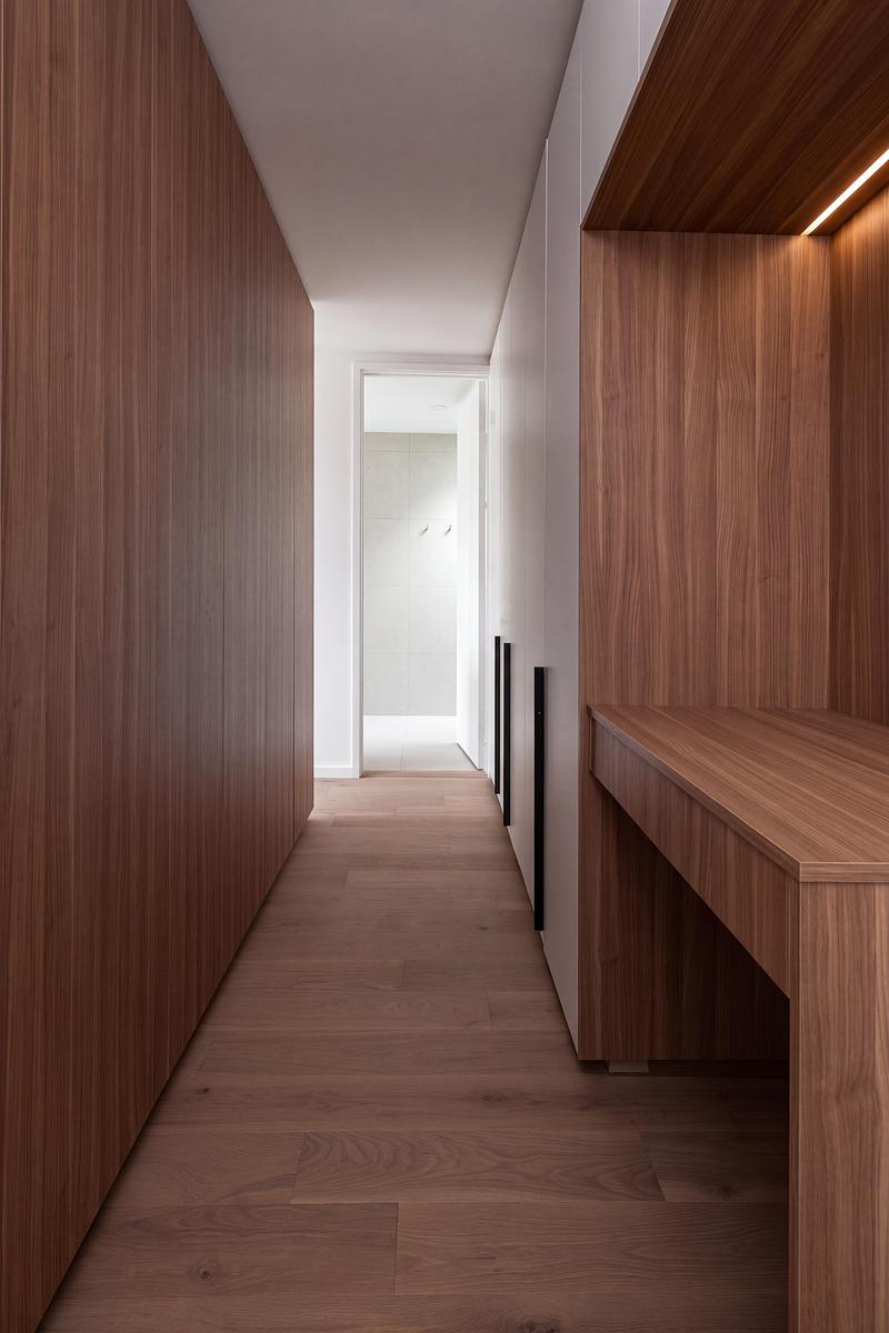 Dossier de presse | 2344-04 - Communiqué de presse | Three Homes on One Toronto Lot Create Room to Stay - baukultur/ca - Architecture résidentielle - Unit A dressing room with walnut cabinetry and an illuminated built-in vanity. - Crédit photo : Jack Gifford Photography