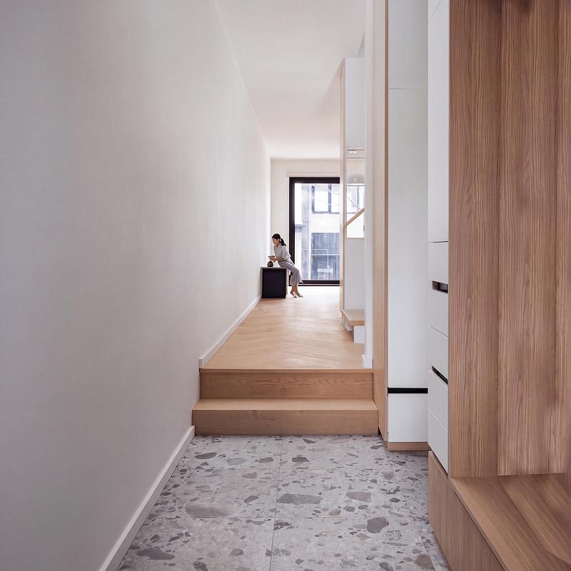 Dossier de presse | 2344-04 - Communiqué de presse | Three Homes on One Toronto Lot Create Room to Stay - baukultur/ca - Architecture résidentielle - Unit A foyer with build ins and transitions from terrazzo tile to oak herringbone flooring. - Crédit photo : Jack Gifford Photography