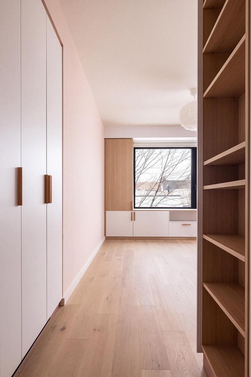 Dossier de presse | 2344-04 - Communiqué de presse | Three Homes on One Toronto Lot Create Room to Stay - baukultur/ca - Architecture résidentielle - Unit A children’s room with integrated storage, open shelving and a window seat. - Crédit photo : Jack Gifford Photography