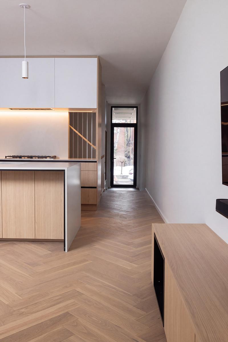 Dossier de presse | 2344-04 - Communiqué de presse | Three Homes on One Toronto Lot Create Room to Stay - baukultur/ca - Architecture résidentielle - Unit A main floor connects the kitchen, entrance and staircase along the herringbone white oak hardwood floor.<br style=""> - Crédit photo : Jack Gifford Photography