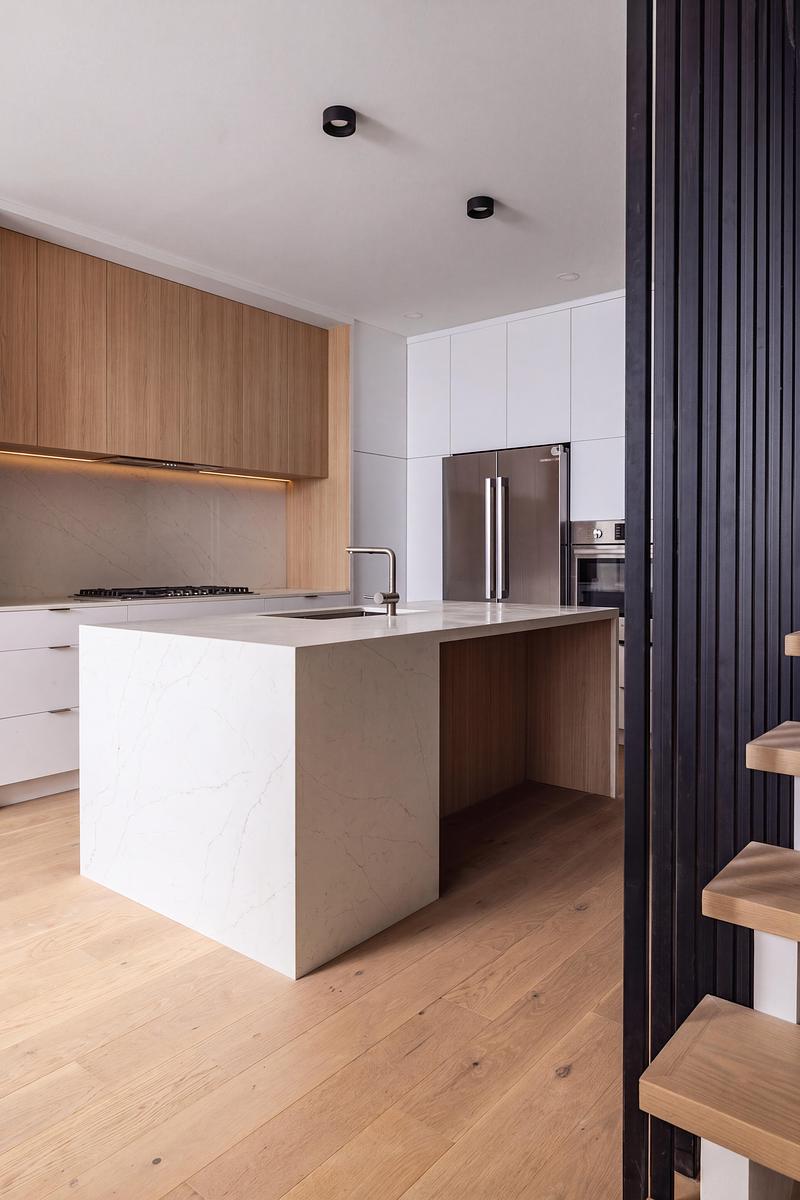 Dossier de presse | 2344-04 - Communiqué de presse | Three Homes on One Toronto Lot Create Room to Stay - baukultur/ca - Architecture résidentielle - Unit B kitchen with white and oak cabinetry, island cladded in white quartz. - Crédit photo : Jack Gifford Photography