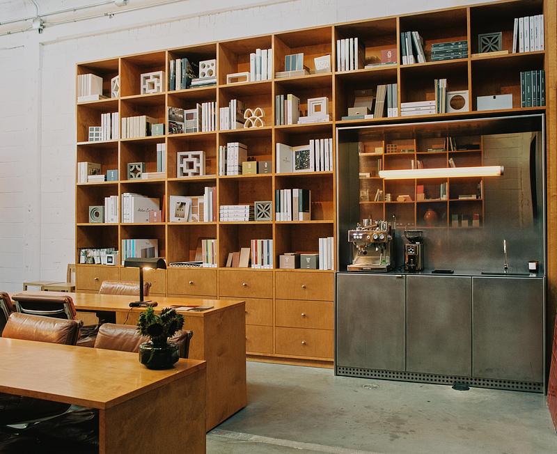 Press kit | 846-30 - Press release | Céragrès Studio: From Project to Material - Céragrès - Commercial Interior Design -  <p>Céragrès Studio – Consultation Area, Material Libraries, and Coffee Corner.</p>   - Photo credit: Aidan Matthews