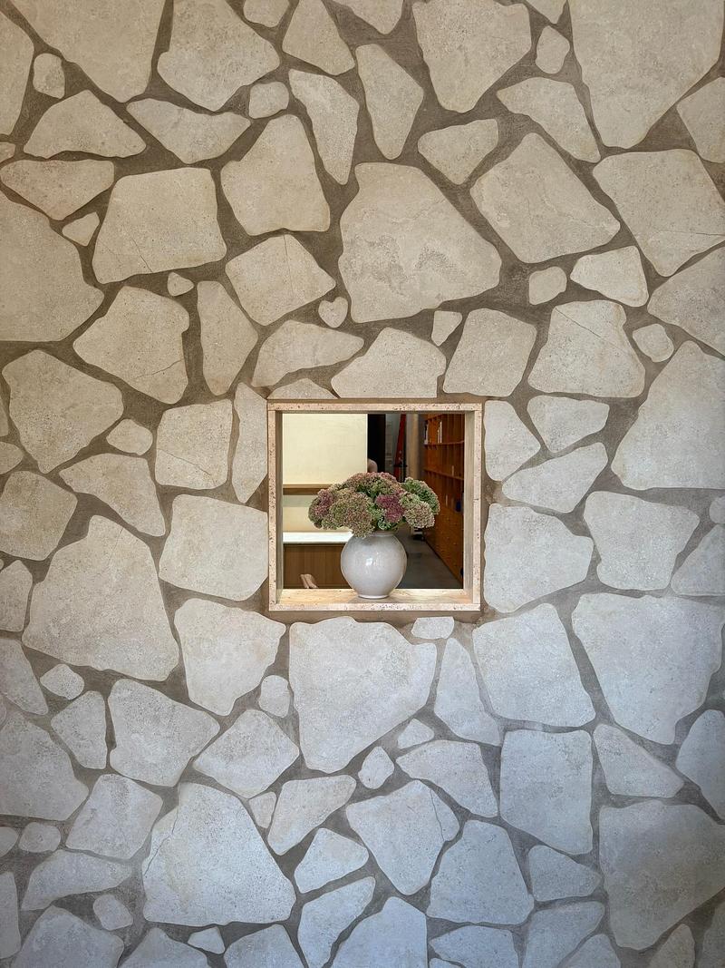 Press kit | 846-30 - Press release | Céragrès Studio: From Project to Material - Céragrès - Commercial Interior Design - Céragrès Studio – Feature wall showcasing the Borgogna Flagging porcelain collection.   - Photo credit: Casa Del Somi