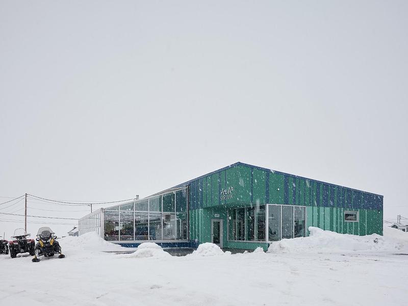 Dossier de presse | 612-30 - Communiqué de presse | La serre et cuisine communautaire Sirivik à Inukjuak : une avancée majeure pour la sécurité alimentaire au Nunavik - EVOQ Architecture - Architecture institutionnelle - Crédit photo : Maxime Brouillet