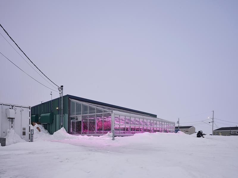 Dossier de presse | 612-30 - Communiqué de presse | La serre et cuisine communautaire Sirivik à Inukjuak : une avancée majeure pour la sécurité alimentaire au Nunavik - EVOQ Architecture - Architecture institutionnelle - Crédit photo : Maxime Brouillet