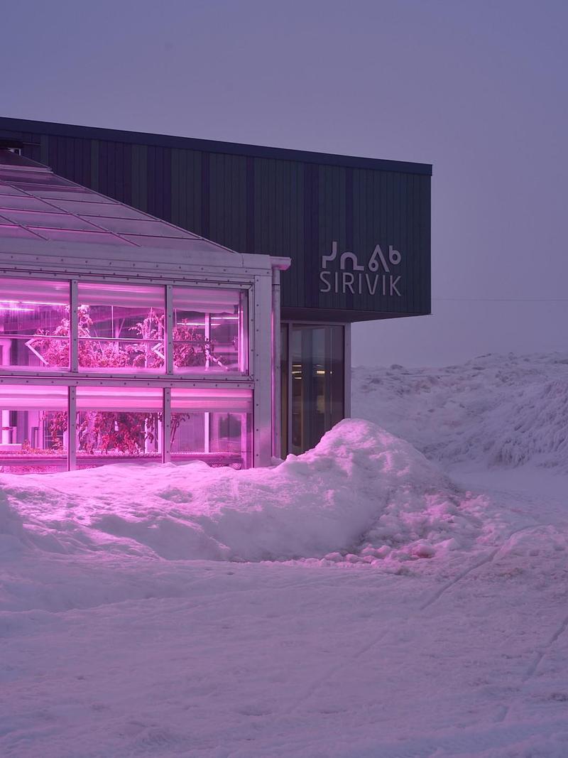 Dossier de presse | 612-30 - Communiqué de presse | La serre et cuisine communautaire Sirivik à Inukjuak : une avancée majeure pour la sécurité alimentaire au Nunavik - EVOQ Architecture - Architecture institutionnelle - Crédit photo : Maxime Brouillet
