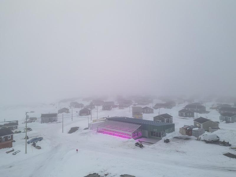 Dossier de presse | 612-30 - Communiqué de presse | La serre et cuisine communautaire Sirivik à Inukjuak : une avancée majeure pour la sécurité alimentaire au Nunavik - EVOQ Architecture - Architecture institutionnelle - Crédit photo : Maxime Brouillet