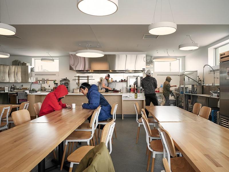 Dossier de presse | 612-30 - Communiqué de presse | La serre et cuisine communautaire Sirivik à Inukjuak : une avancée majeure pour la sécurité alimentaire au Nunavik - EVOQ Architecture - Architecture institutionnelle - Crédit photo : Maxime Brouillet