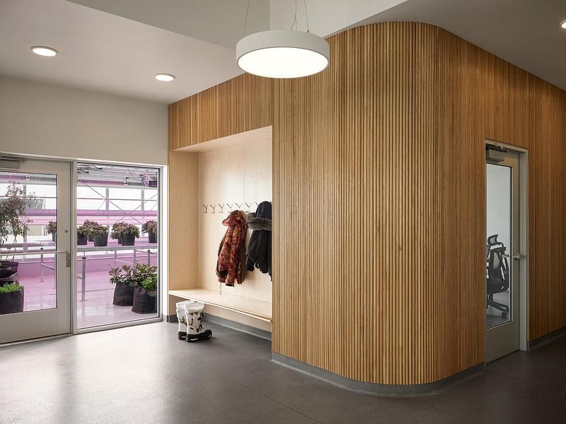 Dossier de presse | 612-30 - Communiqué de presse | La serre et cuisine communautaire Sirivik à Inukjuak : une avancée majeure pour la sécurité alimentaire au Nunavik - EVOQ Architecture - Architecture institutionnelle - Crédit photo : Maxime Brouillet