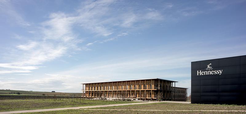 Dossier de presse | 2211-04 - Communiqué de presse | Hennessy Village - Barbarito Bancel Architectes - Architecture commerciale - Crédit photo : Alessandra Chemollo
