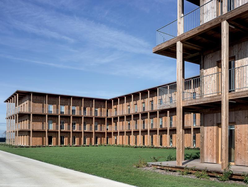 Dossier de presse | 2211-04 - Communiqué de presse | Hennessy Village - Barbarito Bancel Architectes - Architecture commerciale - Crédit photo : Alessandra Chemollo