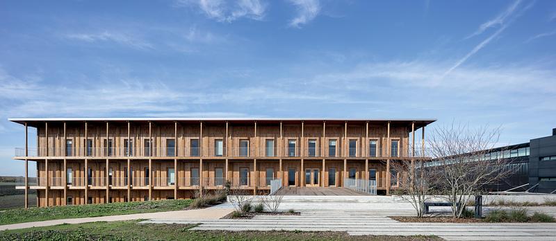 Dossier de presse | 2211-04 - Communiqué de presse | Hennessy Village - Barbarito Bancel Architectes - Architecture commerciale - Crédit photo : Alessandra Chemollo