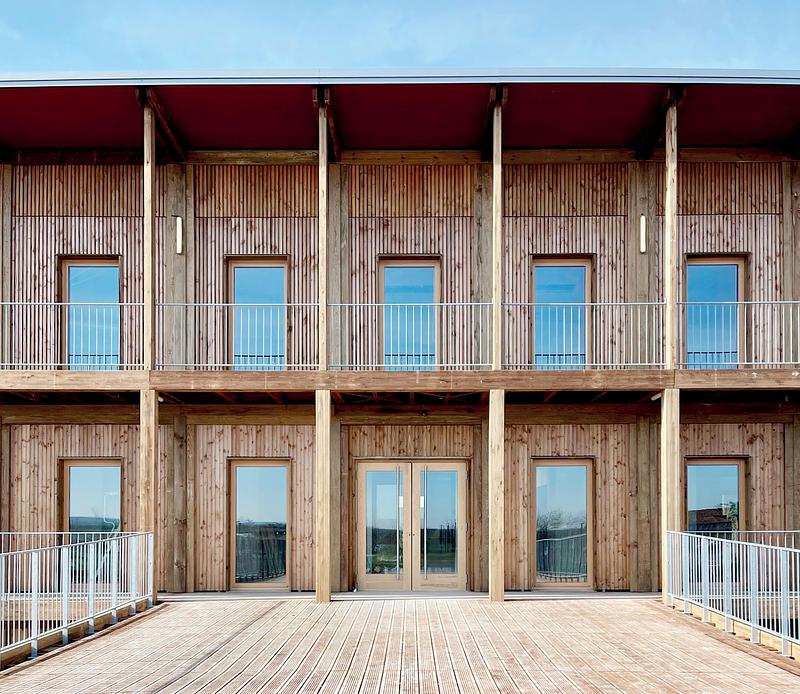 Dossier de presse | 2211-04 - Communiqué de presse | Hennessy Village - Barbarito Bancel Architectes - Architecture commerciale - Crédit photo : Barbarito Bancel Architectes