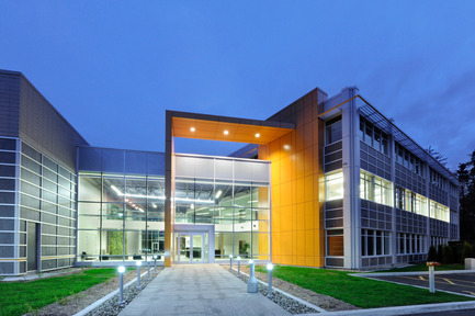 Dossier de presse | 819-01 - Communiqué de presse | Siège social de Schlüter Systems Inc. - DCYSA Architecture & Design - Architecture commerciale - Crédit photo : Gleb Gomberg