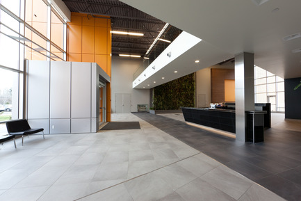 Dossier de presse | 819-01 - Communiqué de presse | Siège social de Schlüter Systems Inc. - DCYSA Architecture & Design - Architecture commerciale - Crédit photo : Alex St-Jean