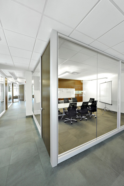 Dossier de presse | 819-01 - Communiqué de presse | Siège social de Schlüter Systems Inc. - DCYSA Architecture & Design - Architecture commerciale - Crédit photo : Gleb Gomberg