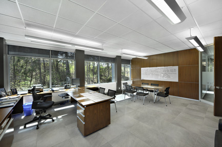 Dossier de presse | 819-01 - Communiqué de presse | Siège social de Schlüter Systems Inc. - DCYSA Architecture & Design - Architecture commerciale - Crédit photo : Gleb Gomberg