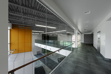 Dossier de presse | 819-01 - Communiqué de presse | Siège social de Schlüter Systems Inc. - DCYSA Architecture & Design - Architecture commerciale - Crédit photo : Gleb Gomberg