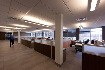 Dossier de presse | 819-01 - Communiqué de presse | Siège social de Schlüter Systems Inc. - DCYSA Architecture & Design - Architecture commerciale - Crédit photo : Alex St-Jean
