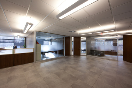 Dossier de presse | 819-01 - Communiqué de presse | Siège social de Schlüter Systems Inc. - DCYSA Architecture & Design - Architecture commerciale - Crédit photo : Alex St-Jean