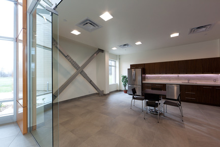 Dossier de presse | 819-01 - Communiqué de presse | Siège social de Schlüter Systems Inc. - DCYSA Architecture & Design - Architecture commerciale - Crédit photo : Alex St-Jean