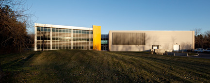 Dossier de presse | 819-01 - Communiqué de presse | Siège social de Schlüter Systems Inc. - DCYSA Architecture & Design - Architecture commerciale - Crédit photo : Alex St-Jean